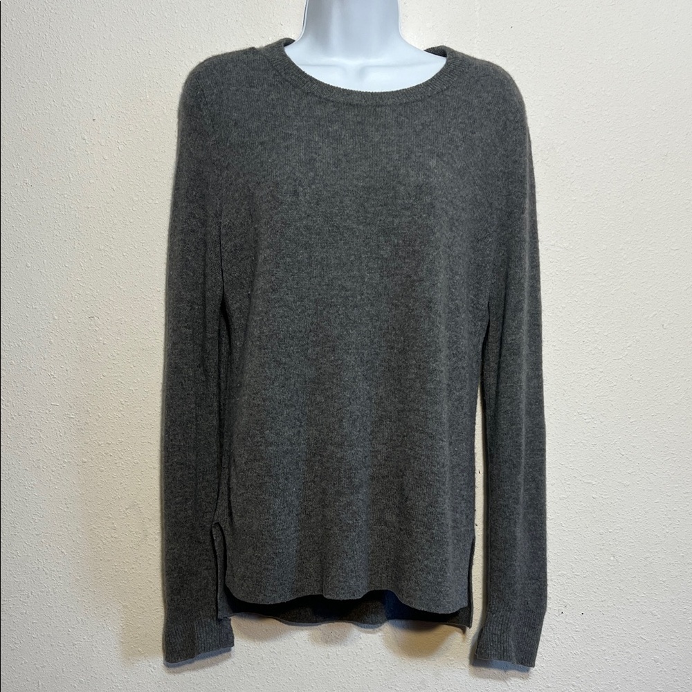 Halogen 100% Cashmere Gray Crew Neck Sweater Size Medium